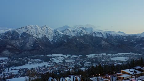 Destino-Turístico-En-La-Ciudad-De-La-Estación-De-Esquí-De-Zakopane-En-El-Paisaje-Invernal-Durante-La-Noche-En-Polonia