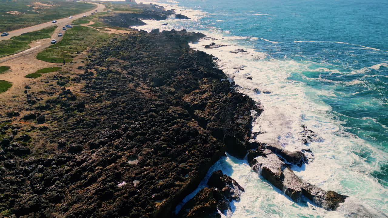 las olas del océano espumando rompiendo en la costa rocosa del verano. paisaje marino de avión no tripulado
