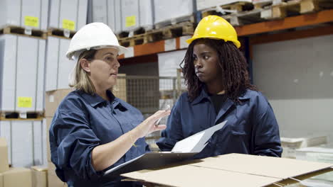 trabajadoras de la empresa de logística hablando en el almacén