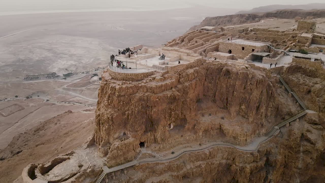 una vista aérea en 4k de masada, israel. filmado un avión no tripulado volando. volando alrededor de masada, una antigua fortaleza judía en el desierto israelí.
