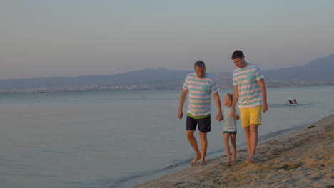 Niño,-Padre-Y-Abuelo-Caminando-Por-La-Playa