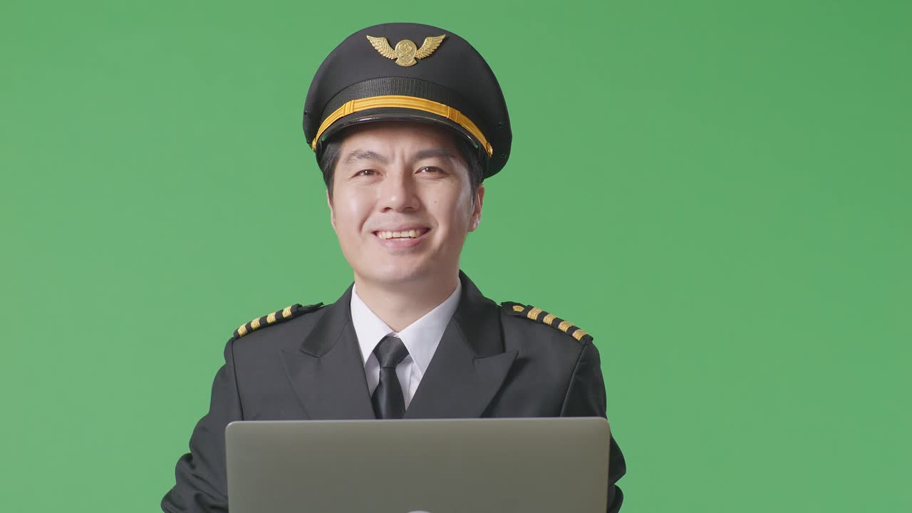 노트북에서 일하는 조종사