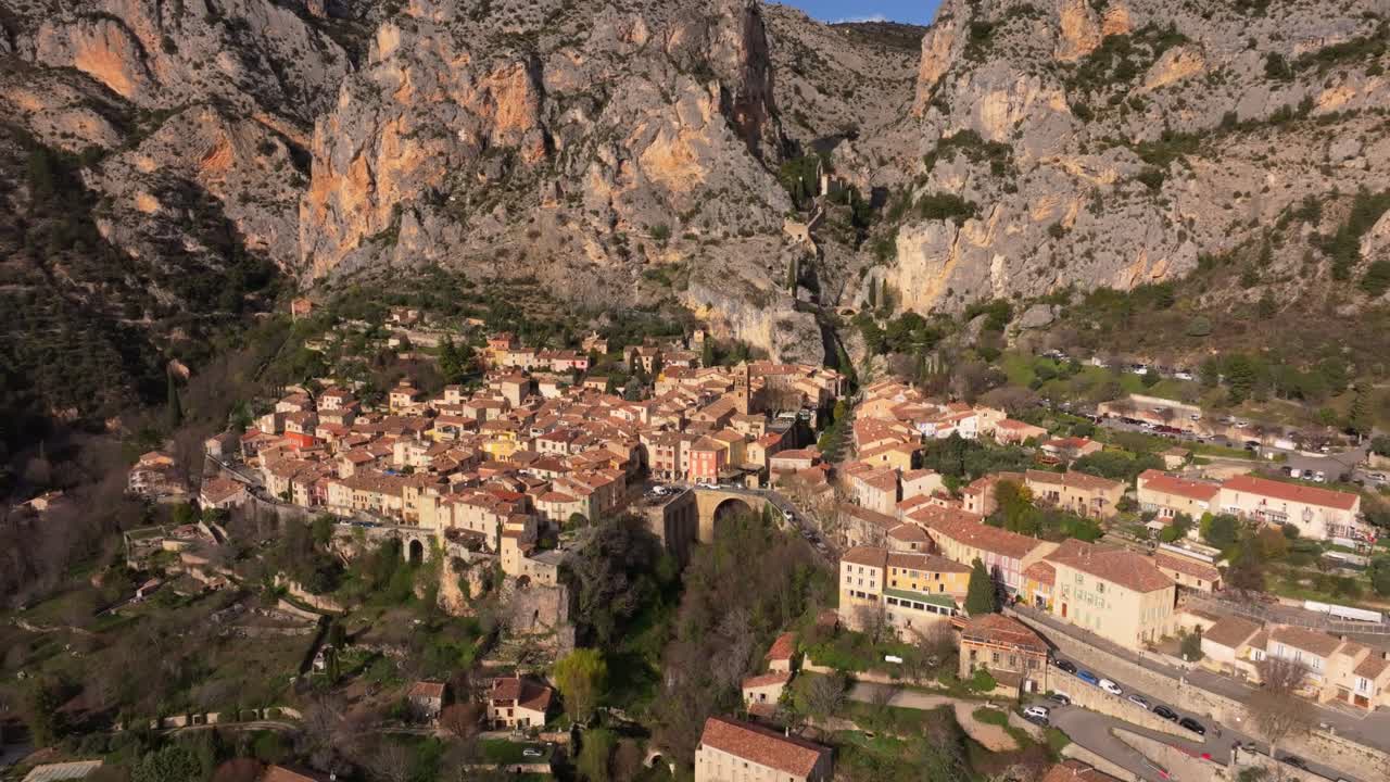 オート・プロヴァンスの中心部にある山に寄り添う村の空撮。