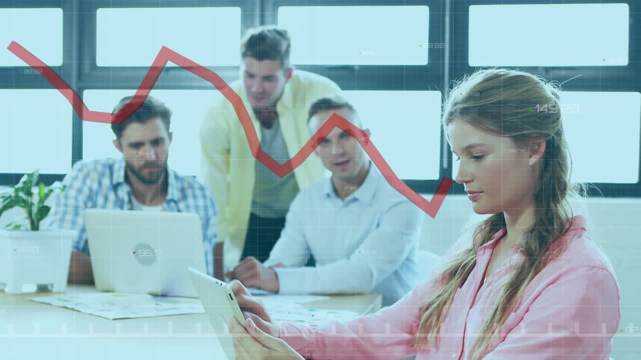 animación del procesamiento de datos estadísticos sobre mujeres caucásicas usando tableta digital en la oficina