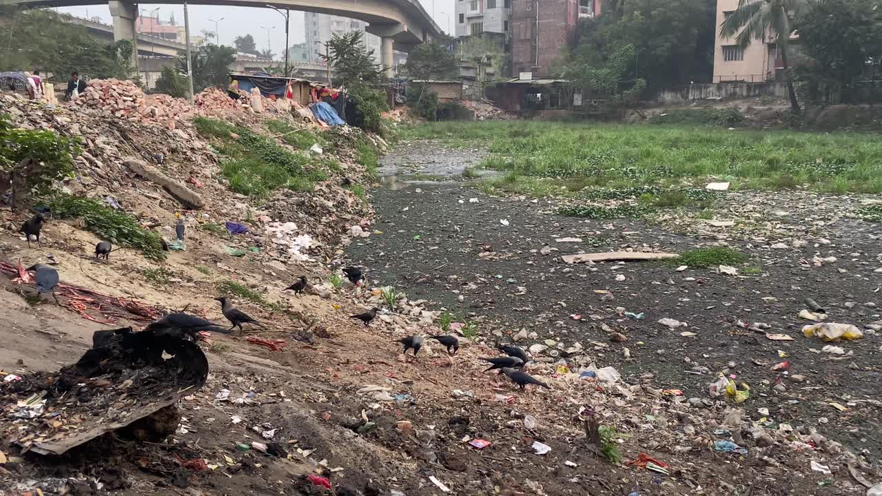 suburbios de la ciudad de dhaka cubiertos de basura por todas partes, vista panorámica derecha