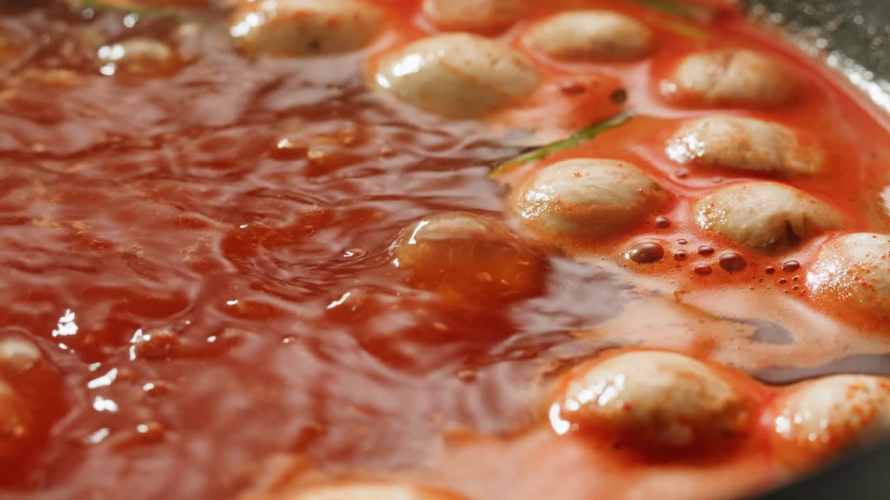 버섯 과 고기 어리 를 넣은 매운 누들 수프