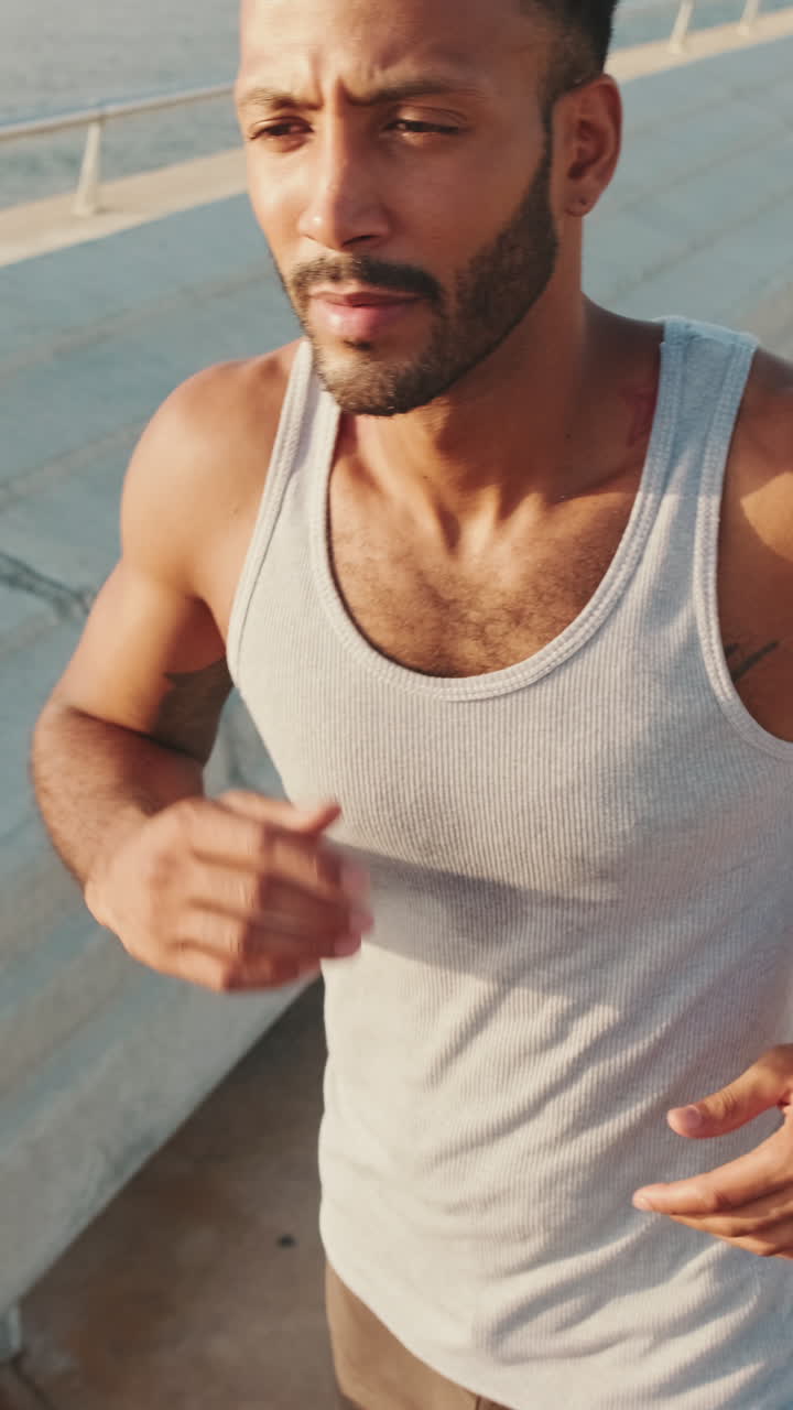 Uomo che corre all'aperto per fitness ed esercizio fisico