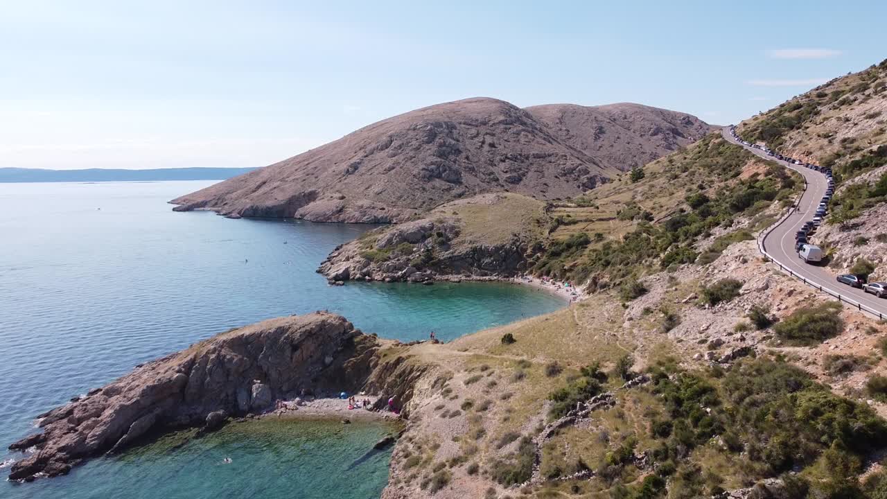 bahía de oprna en la isla de krk, croacia - vista aérea de drones de bahías con playas escondidas, agua azul clara y camino a lo largo de las montañas