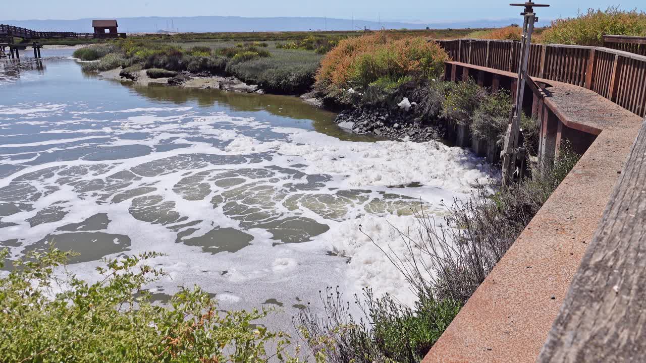 la compuerta para aguanieve deja pasar el agua al río y hace espuma como un jacuzzi