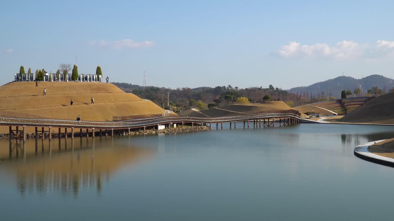 대한민국 순천시 순천만 호수공원 봉화언덕과 꿈의 다리 주변을 산책하는 방문객들