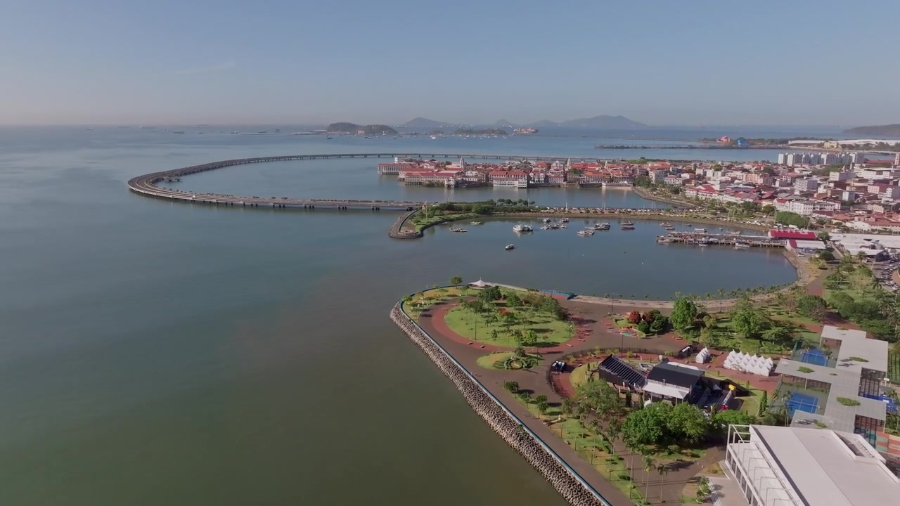Vista verso Casco Viejo e la striscia costiera con la Amador Causeway sullo sfondo a Panama City, ripresa aerea con un drone in ascesa