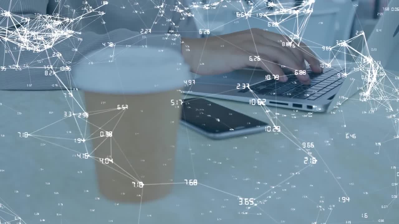 노트북을 사용하여 사람 위의 연결 네트워크와 함께 지구의 애니메이션