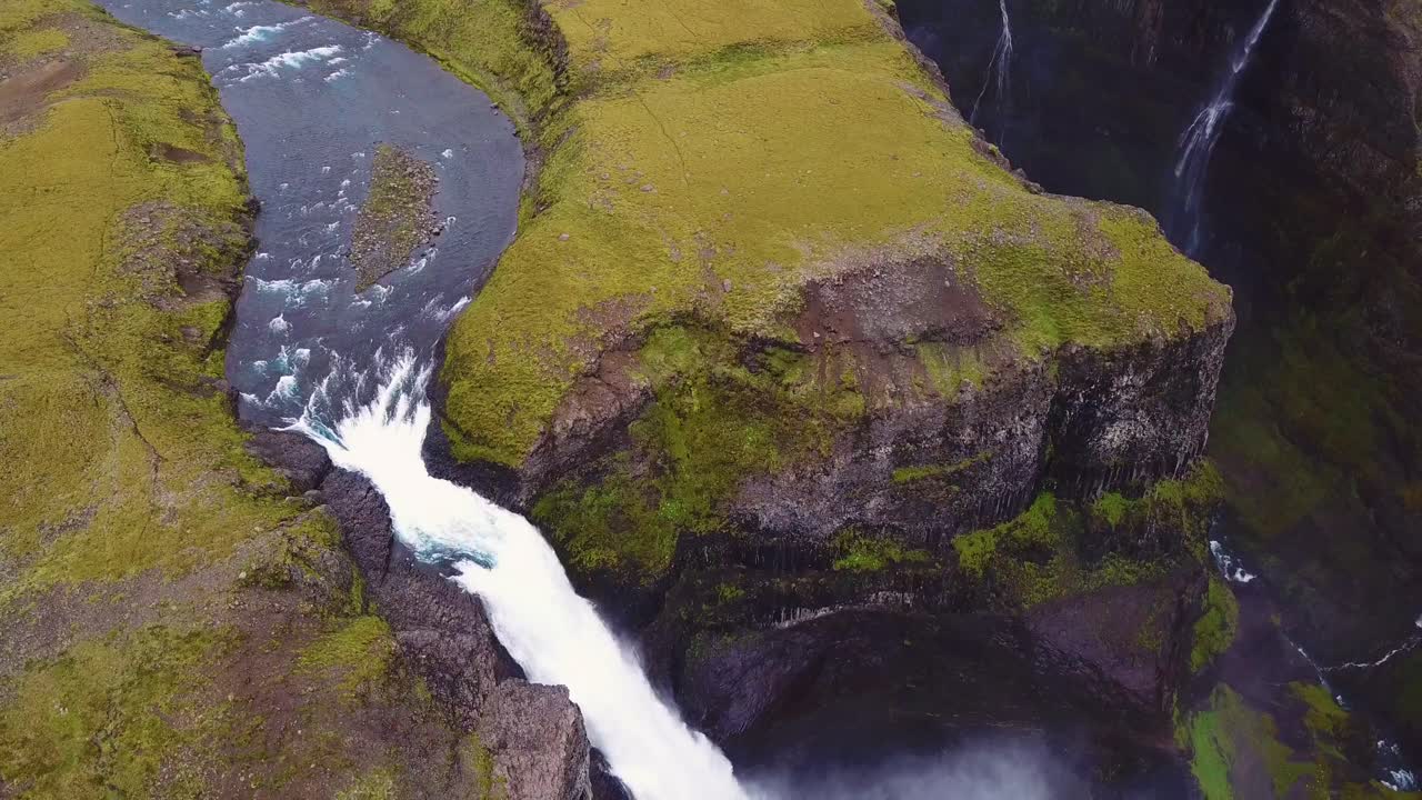 aéreo sobre la hermosa y asombrosa cascada alta de haifoss en islandia 10