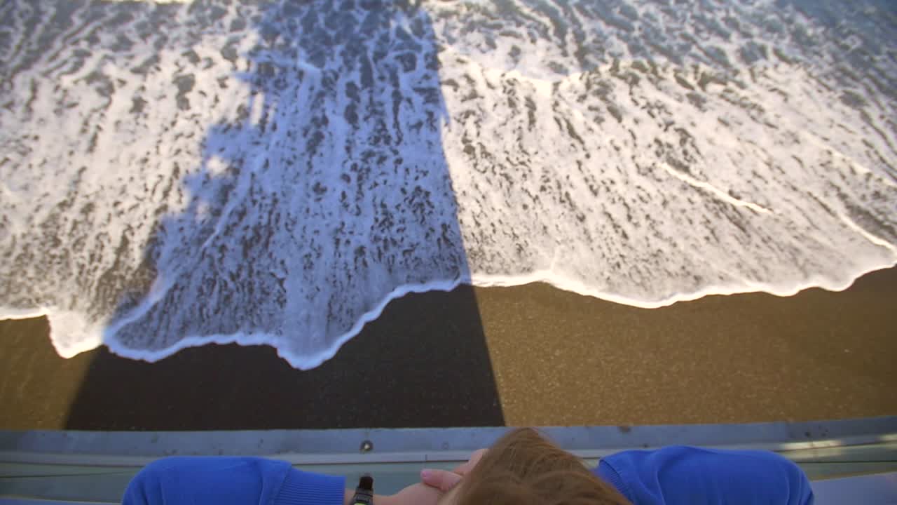 niño mirando al océano 01