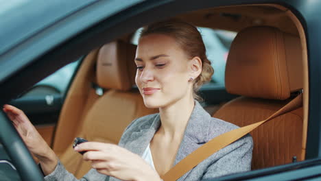 woman receiving car keys to new vehicle