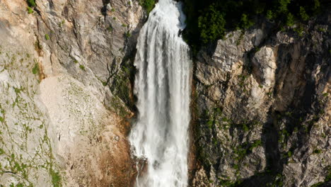 pared de piedra caliza bajo la cascada de boka en el parque nacional de triglav en eslovenia