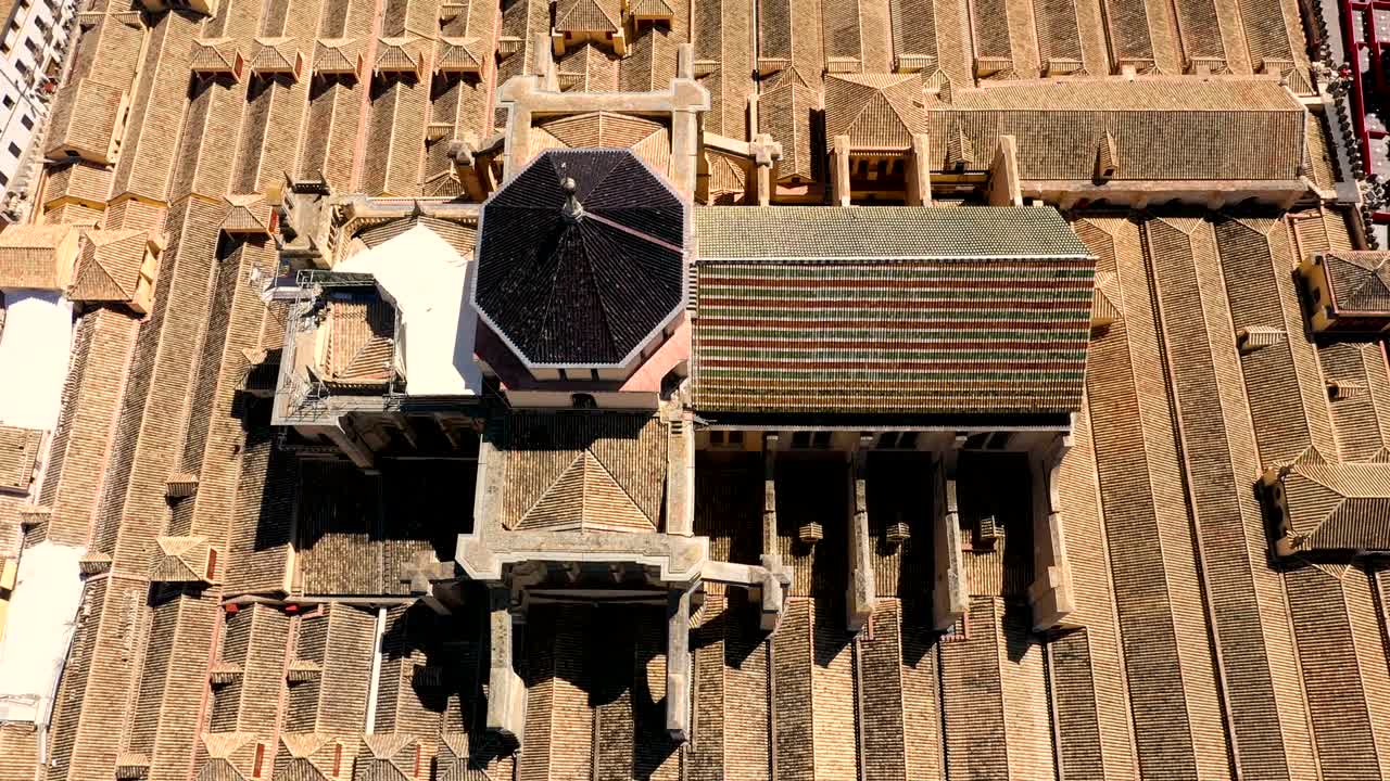 vista aérea del techo de la mezquita-catedral durante el día en córdoba, españa.
