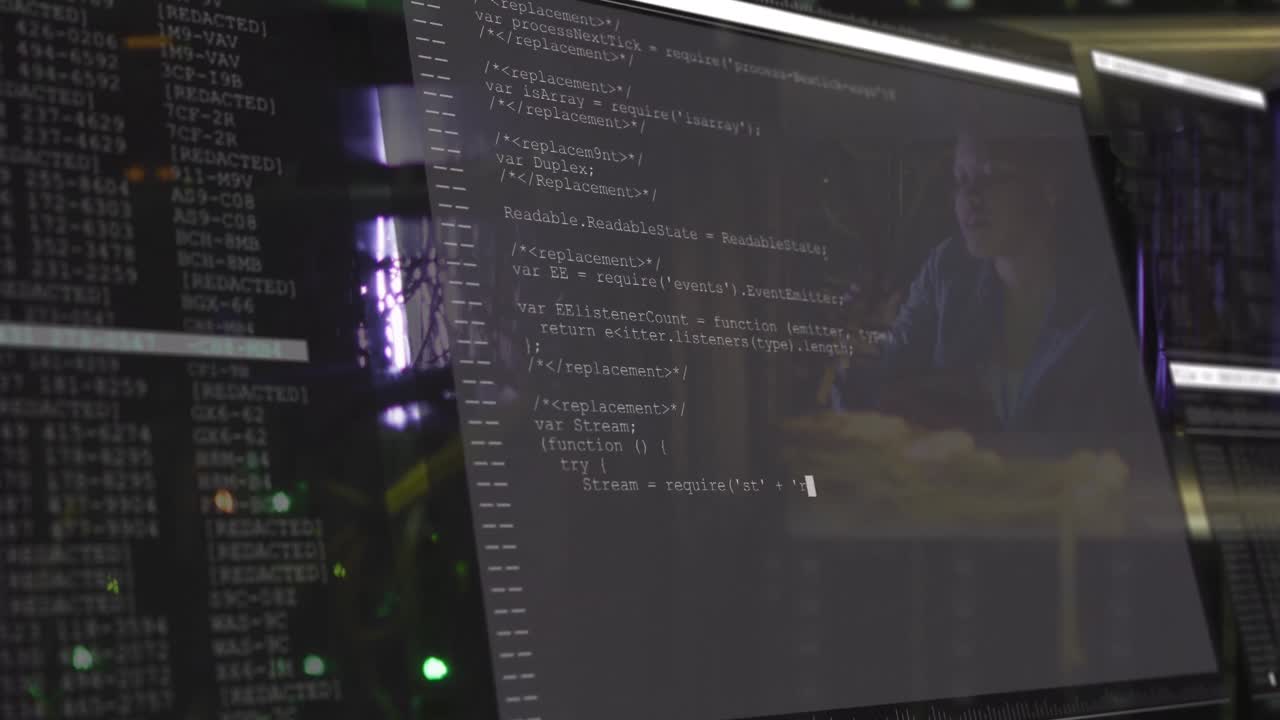 animación de procesamiento de datos sobre ingeniera informática afroamericana por servidores de computadora