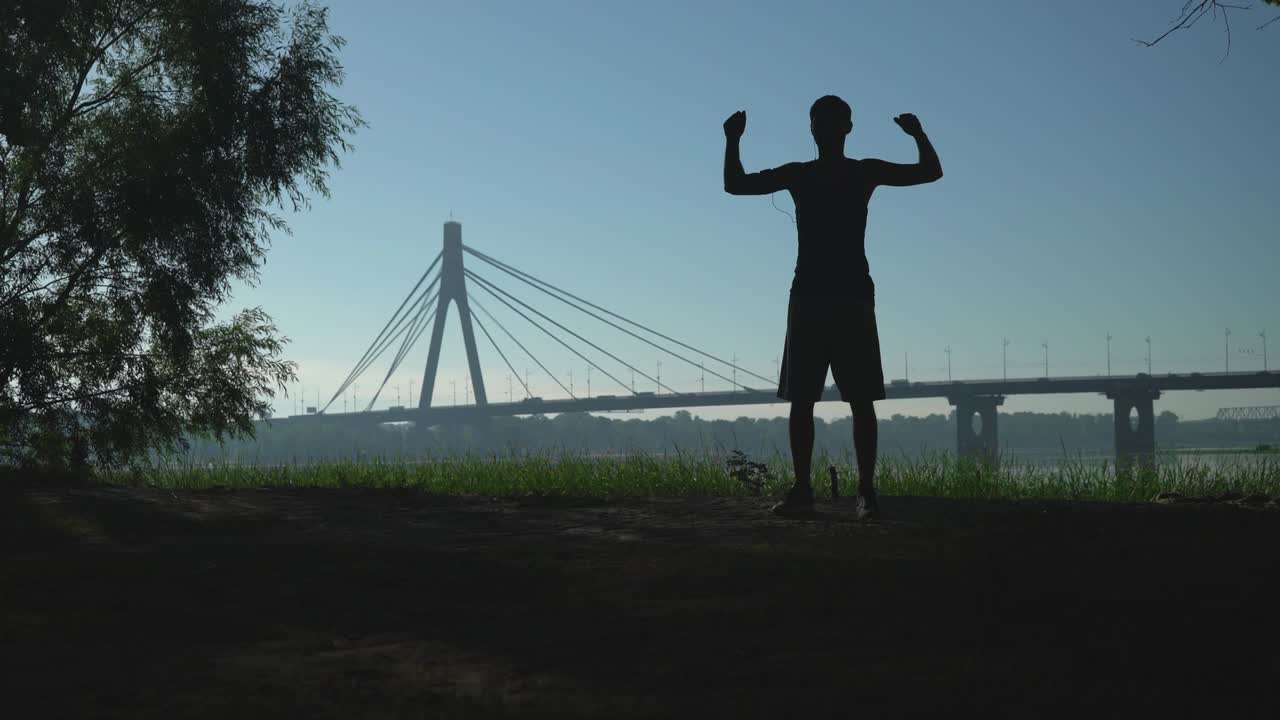 마을에서 야외에서 운동을 하는 남자