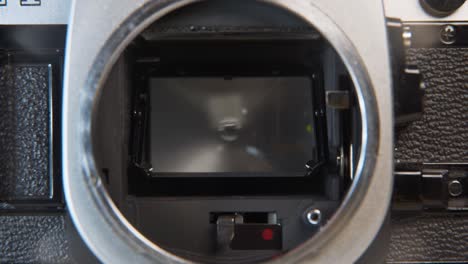 proceso de obturador de cámara de película de 35 mm vintage durante la fotografía