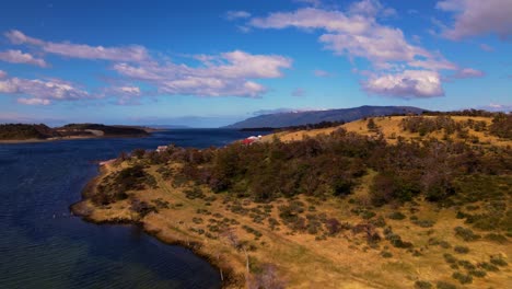 Disparo-De-Un-Dron-Sobrevolando-La-Finca-Harberton-Hacia-El-Canal-Beagle-En-Tierra-Del-Fuego,-Argentina