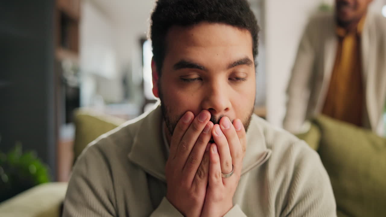 hombre escondiendo su cara durante una discusión