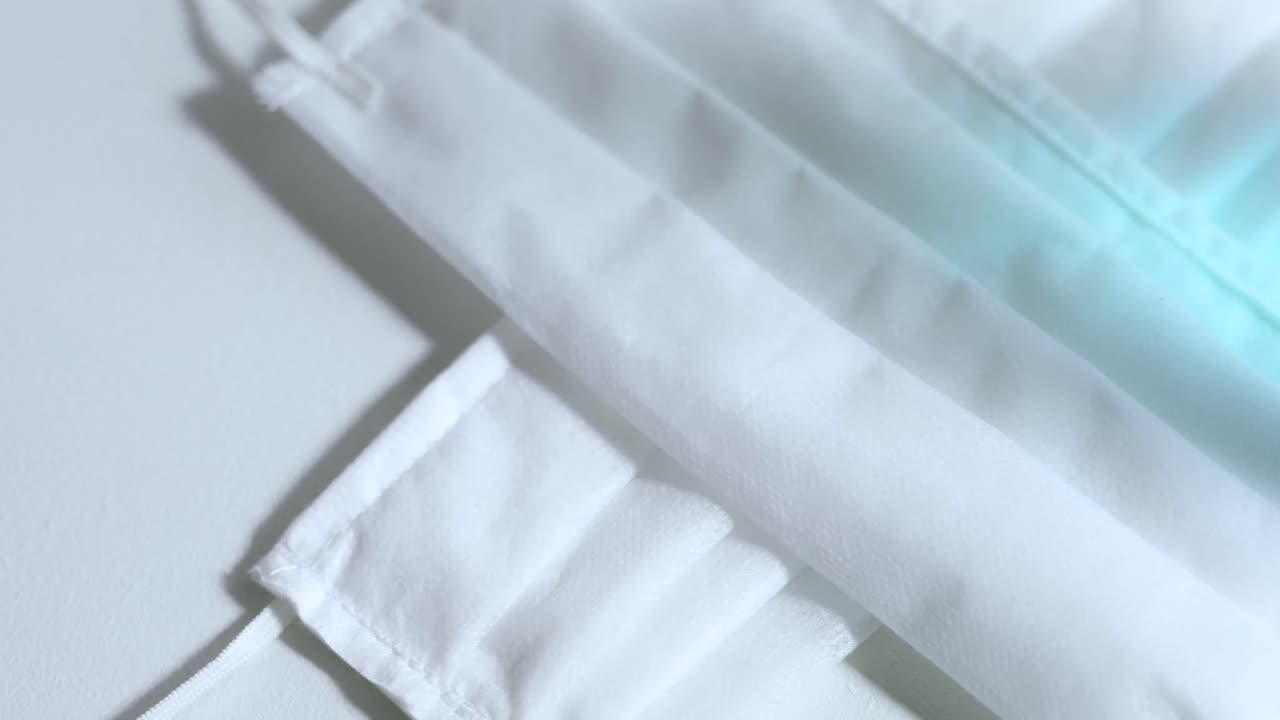 vista de las máscaras faciales y el gel antibacteriano