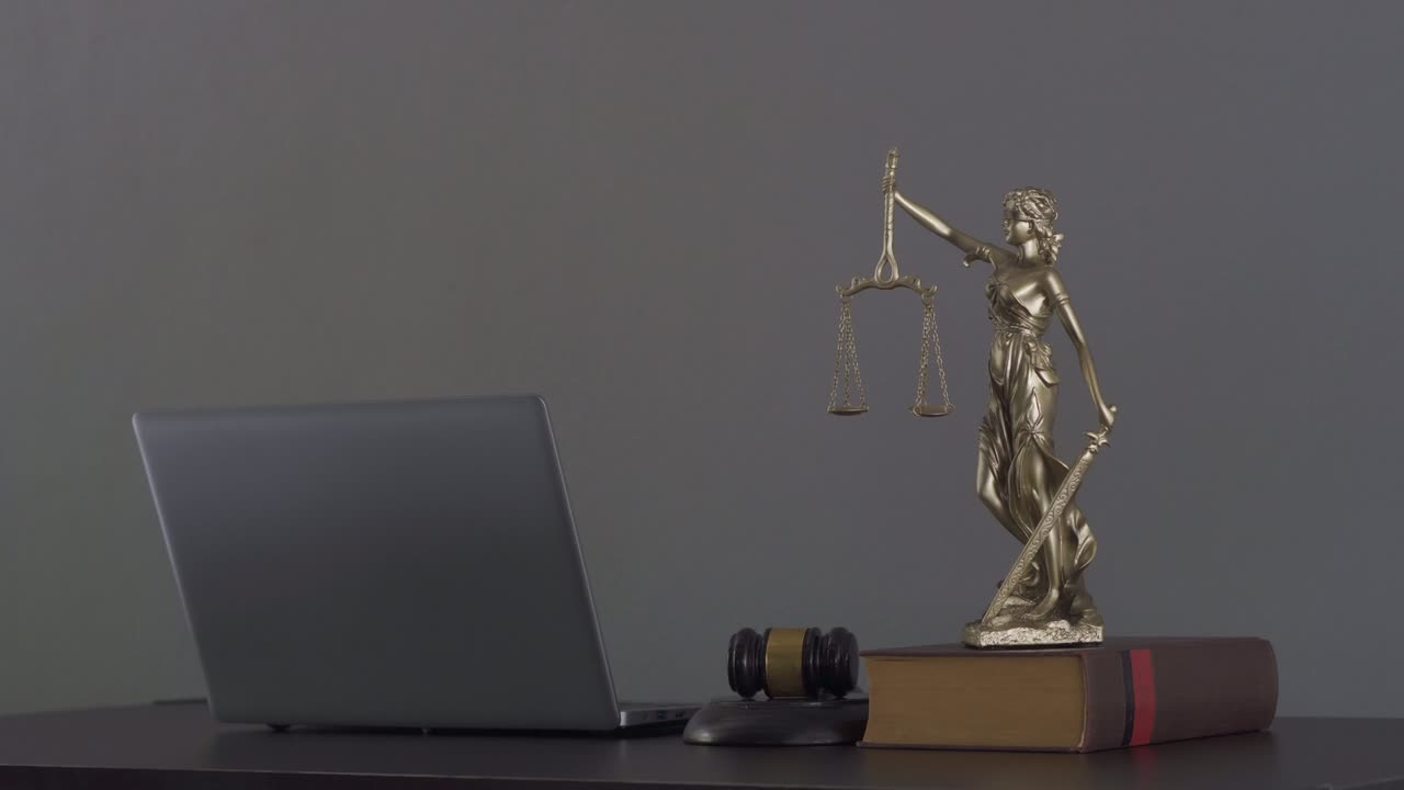 laptop juiz martelo livros e escalas a deusa da justiça na mesa de conceito de consultoria legal do advogado.