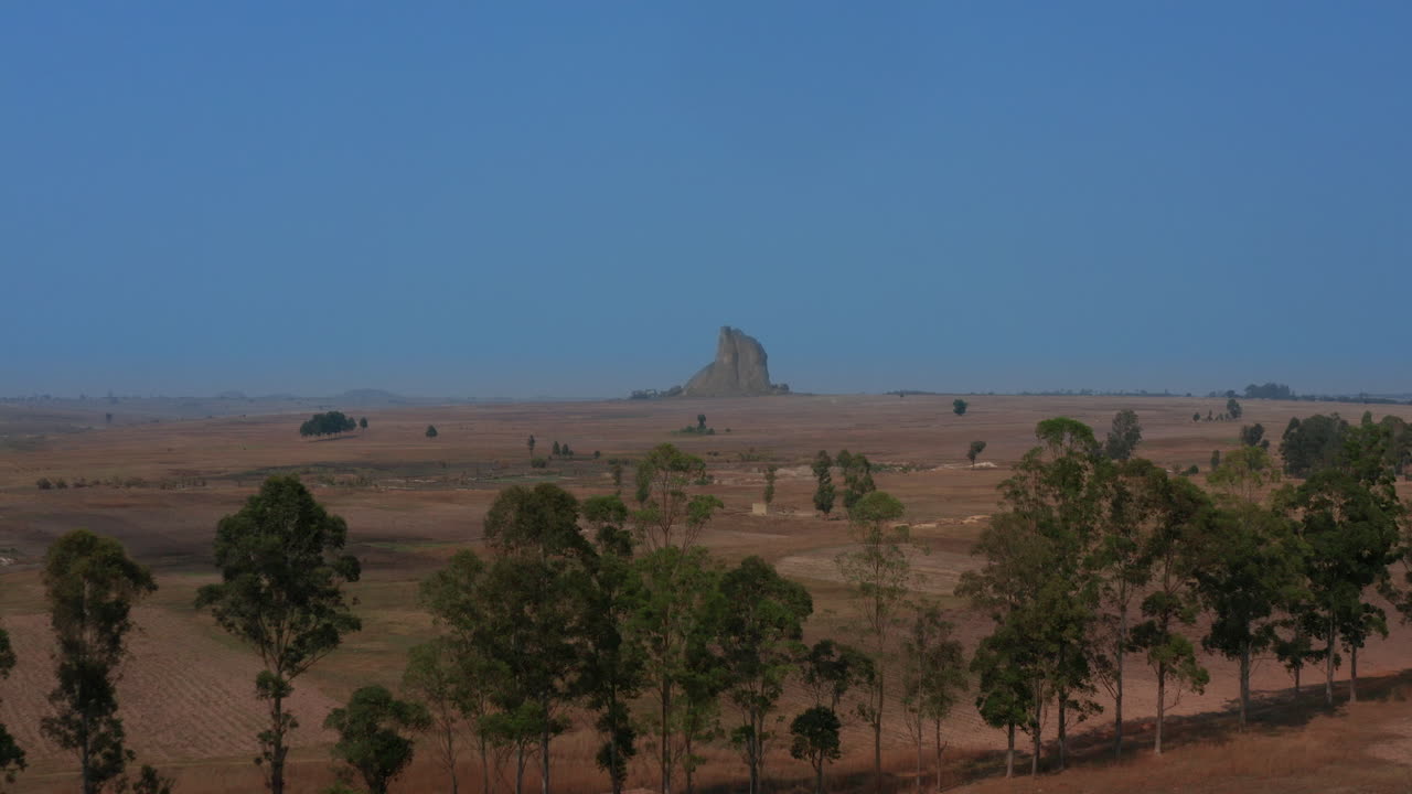 큰 아프리카 바위 앙골라 3을 향해 앞으로 여행