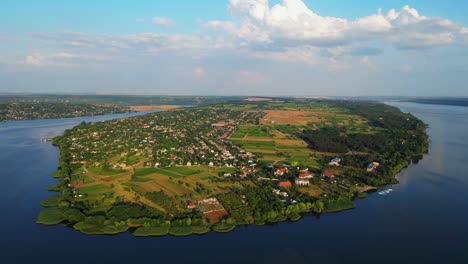 La-Lente-Del-Dron-Captura-La-Pintoresca-Belleza-Del-Abrazo-De-La-Naturaleza,-Sobre-El-Majestuoso-Río-Dniéster-Y-El-Pueblo-De-Molovata,-Vista-Aérea.