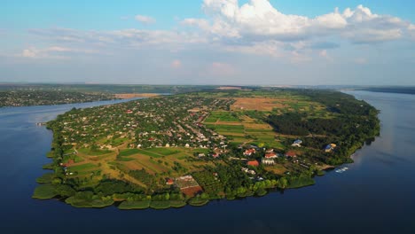 la lente del avión no tripulado captura la pintoresca belleza del abrazo de la naturaleza, sobre el majestuoso río dniester y el pueblo de molovata, vista a vista de pájaro