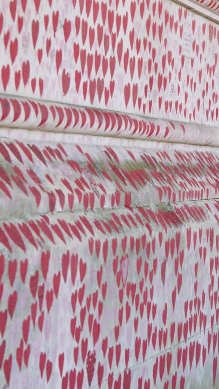 영국 런던의 국립 코로나19 기념 벽의 수직 영상