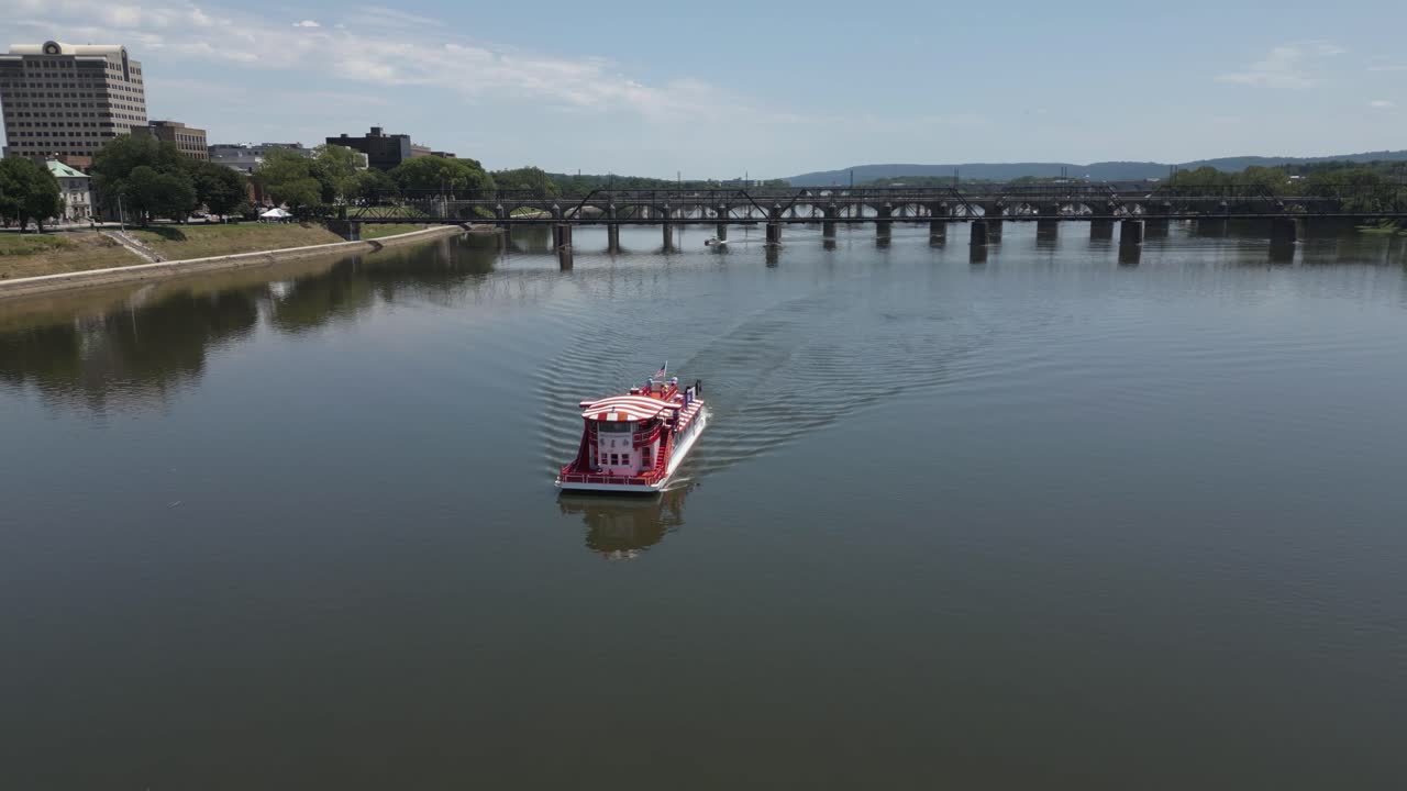horizonte urbano reflejado en el río, que muestra la arquitectura, el paisaje urbano y el desarrollo urbano