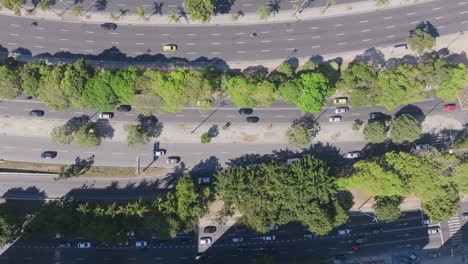imágenes aéreas de arriba hacia abajo, ascendiendo en el aire, revelando más tráfico de las carreteras de la bahía de botafogo