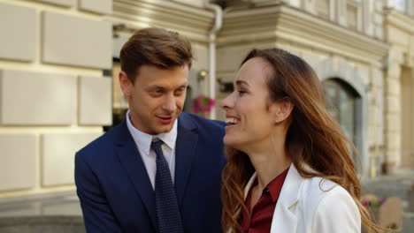 Retrato-De-Una-Pareja-Riéndose-Juntos-En-La-Calle.-Hombre-Y-Mujer-Coqueteando-Al-Aire-Libre