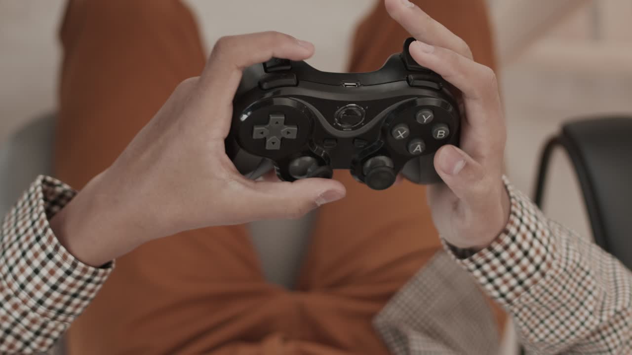 콘솔 컨트롤러의 버튼을 손으로 러