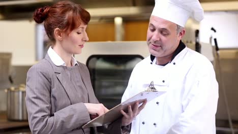 el gerente del restaurante habla con el chef.