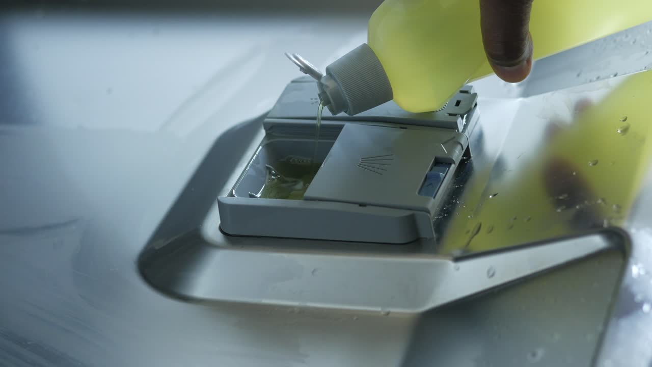 la adición de detergente para lavaplatos