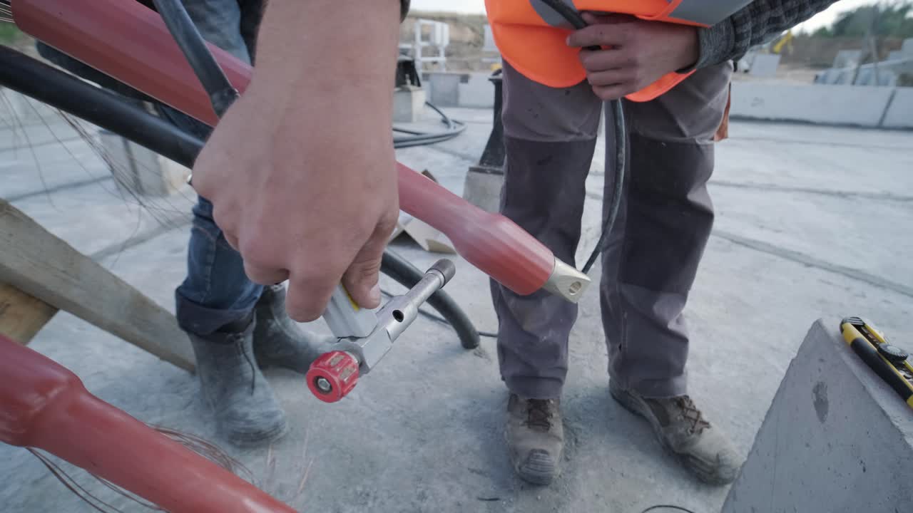 trabajos de instalación durante la construcción de una subestación de transformadores, instalación de un cable eléctrico