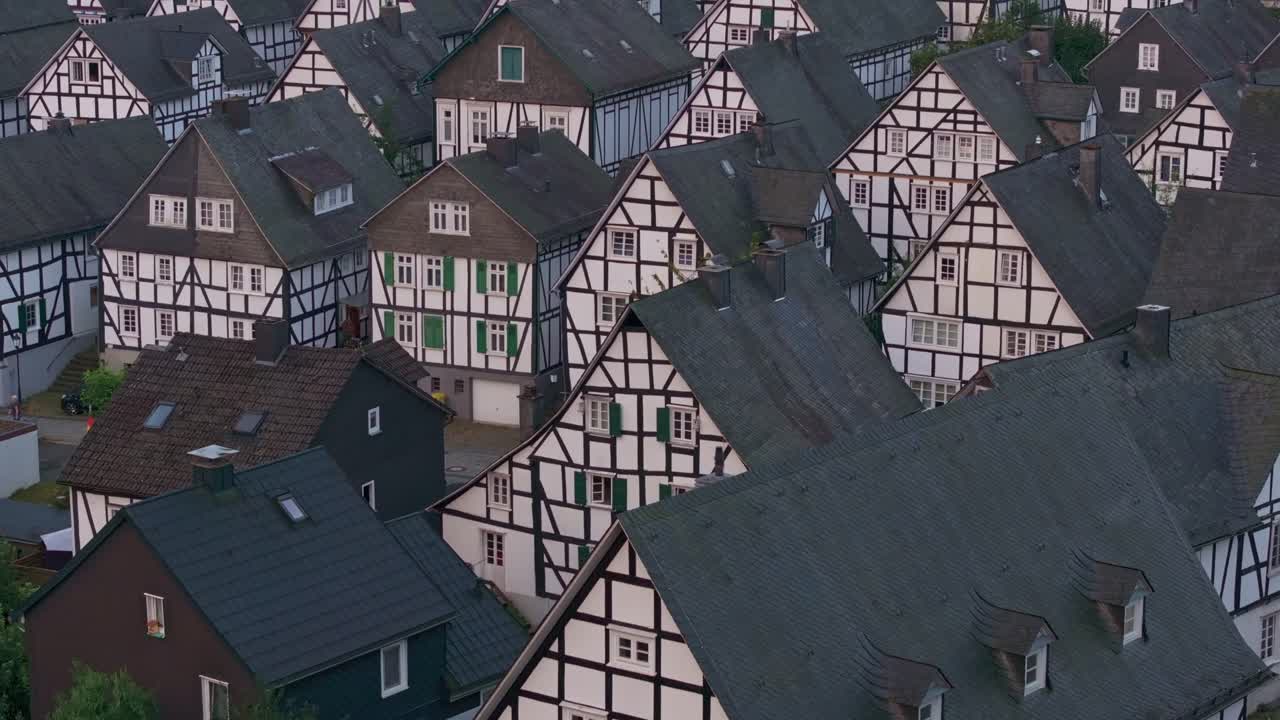 Klassisk tysk landsby Freudenberg med bindingsværkshuse, luftfoto