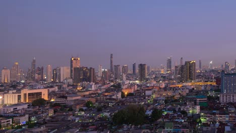 lapso de tiempo de la vista aérea de sathorn, centro de bangkok. distrito financiero y centros de negocios en la ciudad urbana inteligente en asia. rascacielos y edificios de gran altura por la noche.