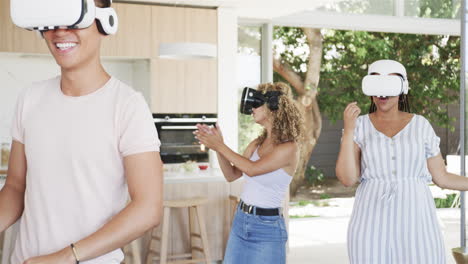 joven asiático y mujeres diversas disfrutan de la realidad virtual en casa