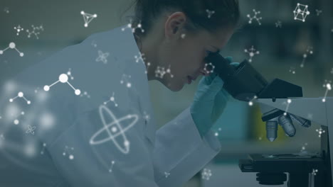 animación de moléculas sobre científica caucásica con el microscopio