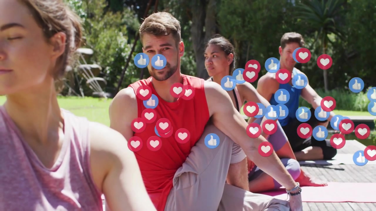 Gruppe af mennesker, der dyrker yoga udendørs med sociale medieikoner