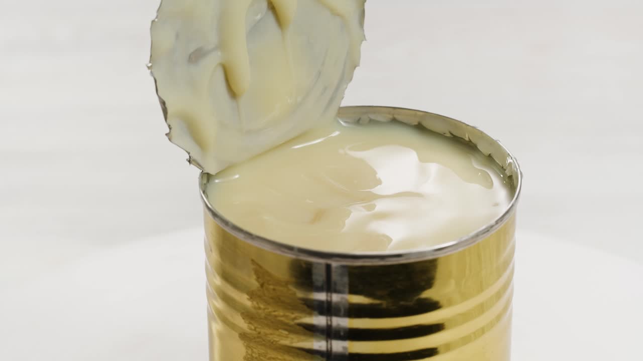 설탕과 함께 응축 된 우유, 크림 성분의 캔을 열고, 성공적으로 내부의 맛있는 내용물을 드러니다.
