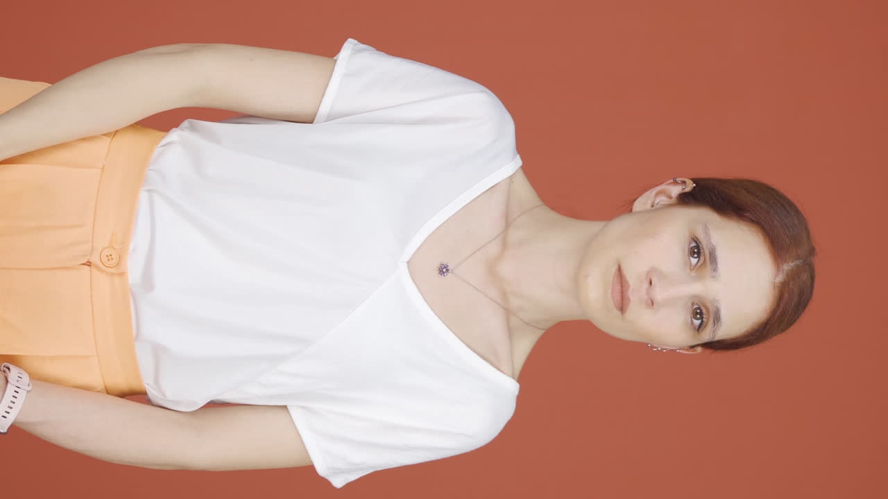 침 ⁇ 을 원하는 여성의 수직 비디오입니다.