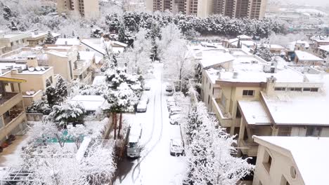 Fuertes-Nevadas-En-Irán-Teherán-árboles-Cubiertos-De-Nieve-Blanca,-Calles,-Casas,-Automóviles-Y-Piscinas-Cubiertas-Por-Fuertes-Nevadas-Matutinas-De-Invierno