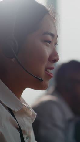 representante de servicio al cliente en una llamada