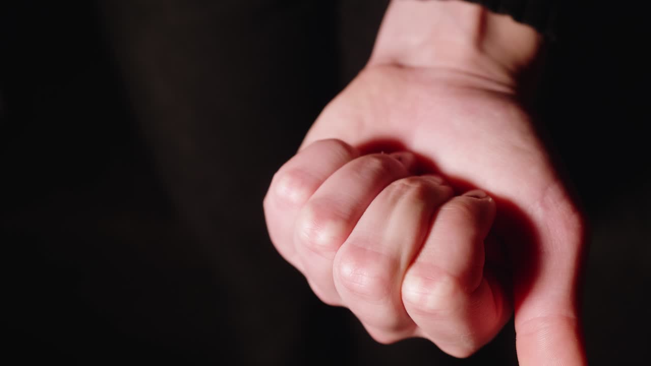 소녀는 주먹을 열고 그 안에서 반지를 니다.