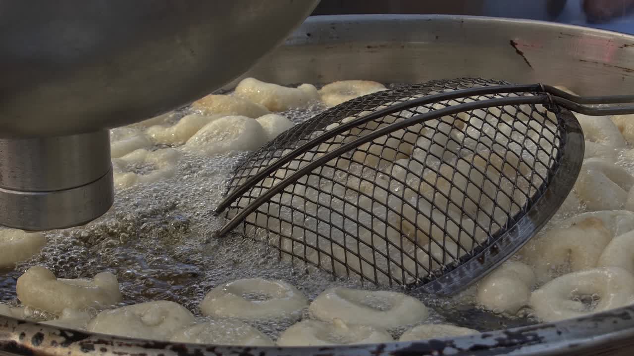 이 달한 긴 조각은 터키의 전통적인 거리 디저트입니다.